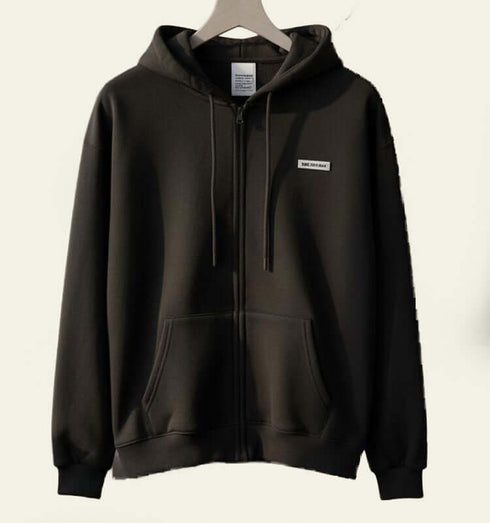 קרדיגן פוטר שחור עם כיסים וכובע, בד נעים, מתאים ליום קריר או ערב קזואל.