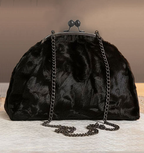 תיק\קלאץ' פרוות עורמשובח בגוון שחור, עם סגר מתכת ורצועה כסופים