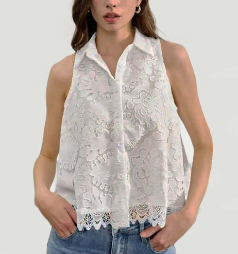 חולצת תחרה מכופתרת לבנה, ללא שרוולים, עם בטנה פנימית ואלמנטים אופנתיים.