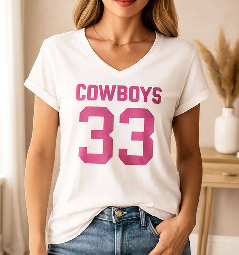 טישרט כותנה עם צווארון וי רחב בגוון לבן, הדפס 33 בסגול