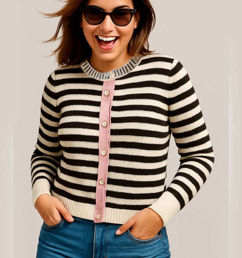 קרדיגן סריג פסים מכופתר בגווני חום , לבן ורוד עם כפתורים, לוק אופנתי ונוח.