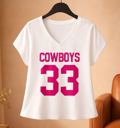 טישרט כותנה עם צווארון וי רחב בגוון לבן, הדפס 33 בסגול.