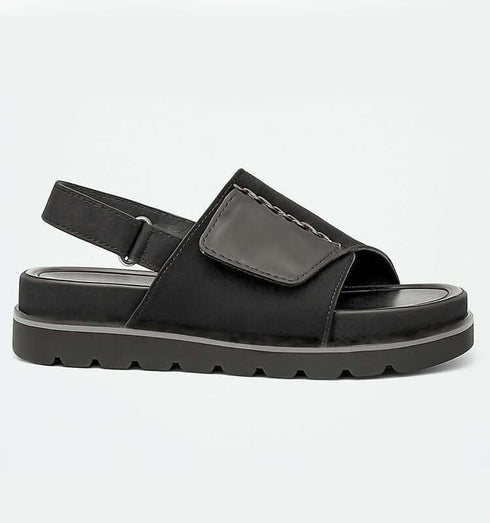 סנדל סוליה כפולה שחור עם סגירת סקוץ' ורצועת קרסול, עיצוב מודרני ונוח.