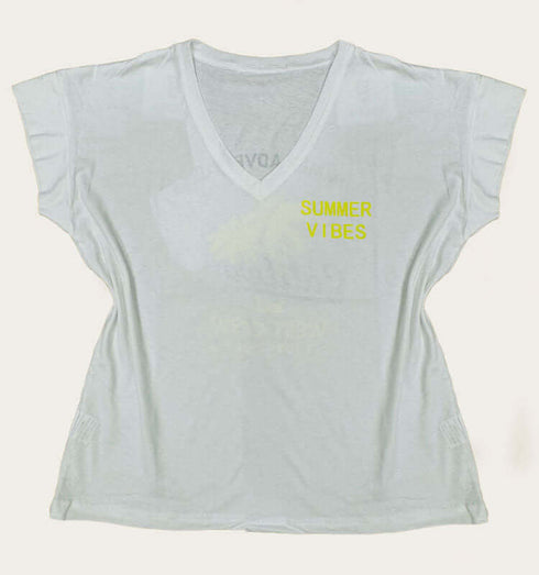 טישרט כותנה צווארון וי רחב בגוון לבן עם הדפסים מלפנים וגב