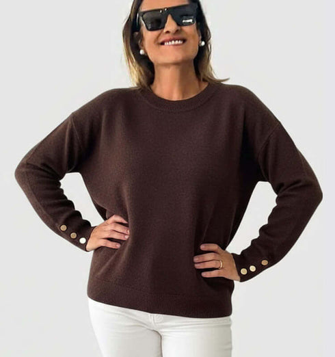 סריג דק במרקם קטיפתי בגוון חום, עם עיטור כפתורים על השרוולים.