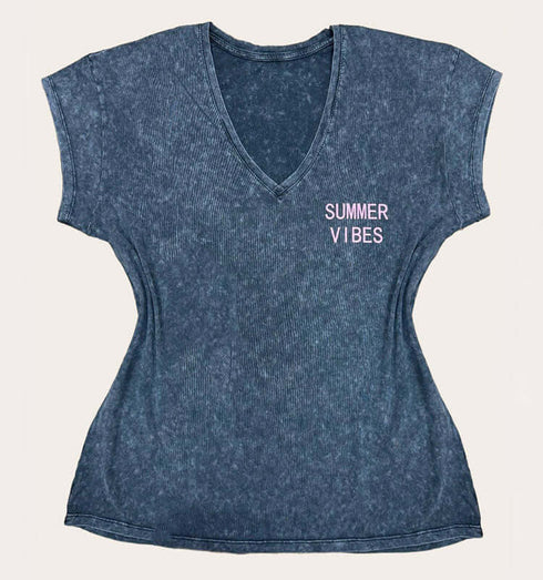 טישרט כותנה צווארון וי רחב בגוון אפור וינטג’ עם הדפס 'SUMMER VIBES' מקדימה.