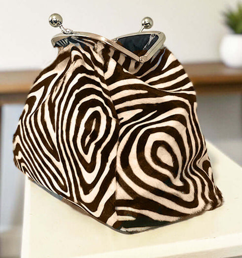 קלאץ' עור ז'אמש בצבעים חומים ושחורים עם סגר מתכתי כסוף, מראה יוקרתי ואופנתי.