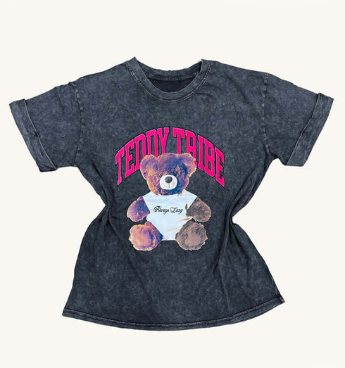 טישרט כותנה עם צווארון עגול רחב בגוון אפור, עם הדפס דובי 'Teddy Tribe'.