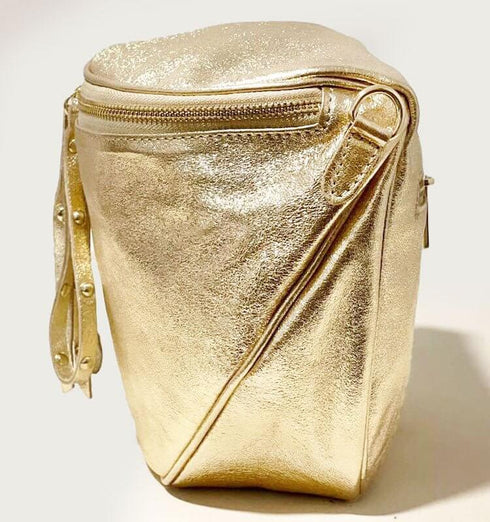 פאוץ' עור איטלקי מוזהב עם רצועה תואמת, תיק קטן עם סגירת רוכסן וזוהר מיוחד.