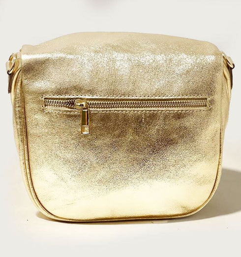 פאוץ' עור מוזהב עם רצועה תואמת, תוספת אופנתית לכל תלבושת.