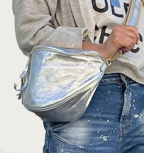 פאוץ' עור איטלקי כסוף - פאוץ' כסוף מעור איטלקי מובחר עם רצועה תואמת - MIKAI