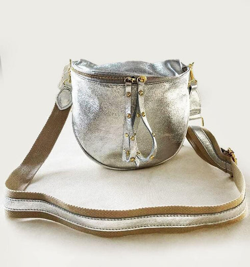 פאוץ' עור איטלקי כסוף - פאוץ' כסוף מעור איטלקי מובחר עם רצועה תואמת - MIKAI