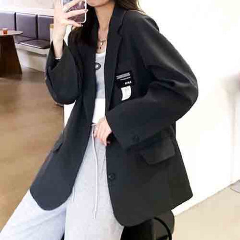 ג'אקט מחוייט בגוון שחור - מיקטורן סטייליסטי עם פצ'ים - MIKAI