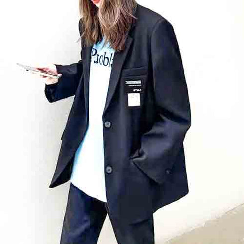 ג'אקט מחוייט בגוון שחור - מיקטורן סטייליסטי עם פצ'ים - MIKAI