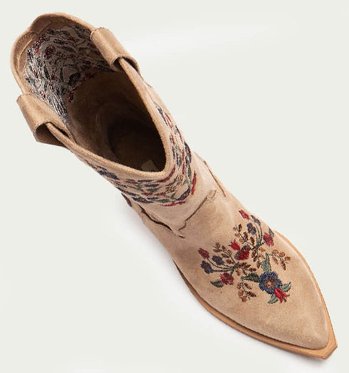 מגף הדפס פרחוני בגוון ניוד - מגפי בוקרים מעור ז'אמס בצבע ניוד עם הדפסי פרחים - MIKAI