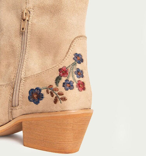 מגף הדפס פרחוני בגוון ניוד - מגפי בוקרים מעור ז'אמס בצבע ניוד עם הדפסי פרחים - MIKAI