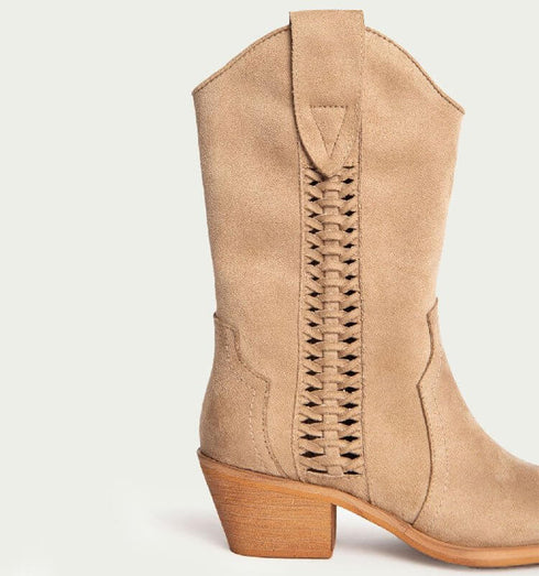 מגף עור ז'אמש בגוון ניוד - מגפי בוקרים מסוגננות מעור ז'אמס בצבע ניוד - MIKAI