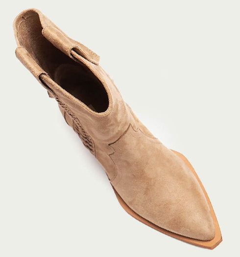 מגף עור ז'אמש בגוון ניוד - מגפי בוקרים מסוגננות מעור ז'אמס בצבע ניוד - MIKAI