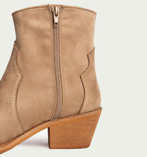 מגפון עור ז'אמש בגוון ניוד - מגפוני בוקרים מסוגננות מעור ז'אמס בצבע ניוד - MIKAI