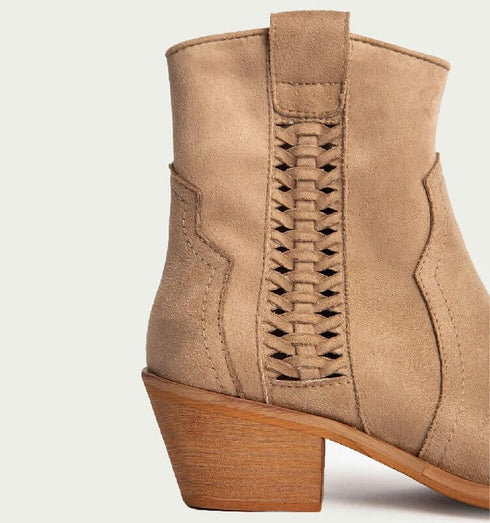 מגפון עור ז'אמש בגוון ניוד - מגפוני בוקרים מסוגננות מעור ז'אמס בצבע ניוד - MIKAI