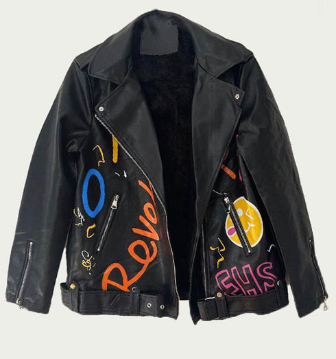 מעיל עור שחור מסוגנן - מעיל דמוי עור משובח בגוון שחור עם פרווה והדפסי כיתוב ציבעוניים - MIKAI