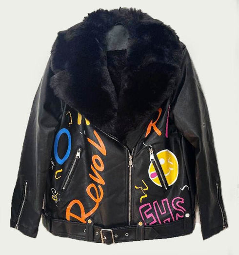 מעיל עור שחור מסוגנן - מעיל דמוי עור משובח בגוון שחור עם פרווה והדפסי כיתוב ציבעוניים - MIKAI