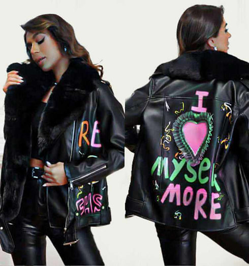 מעיל עור שחור מסוגנן - מעיל דמוי עור משובח בגוון שחור עם פרווה והדפסי כיתוב ציבעוניים - MIKAI