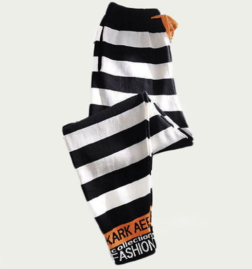 טרנינג פסים עבים - מכנס פסים שחור לבן עם הדפס בשוליים - MIKAI