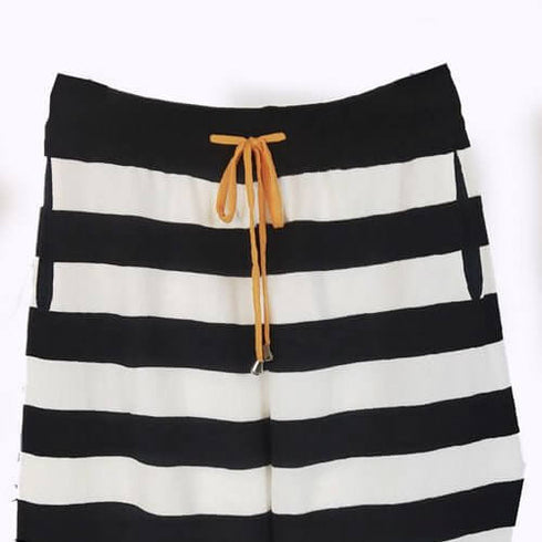 טרנינג פסים עבים - מכנס פסים שחור לבן עם הדפס בשוליים - MIKAI