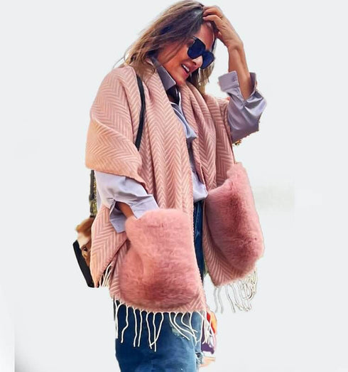 שכמיית צמר ורודה עם כיסי פרווה ורודים - MIKAI