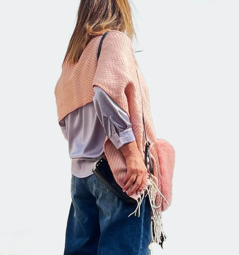 שכמיית צמר ורודה עם כיסי פרווה ורודים - MIKAI