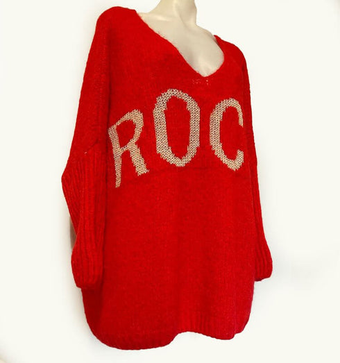 סריג וי אדום עם הדפס רוק - MIKAI