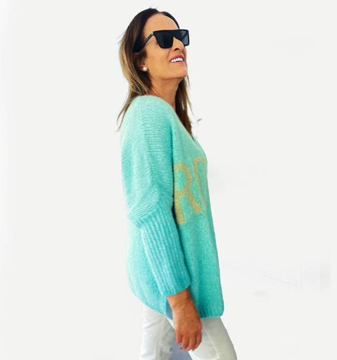 סריג וי תכלת עם הדפס רוק - MIKAI