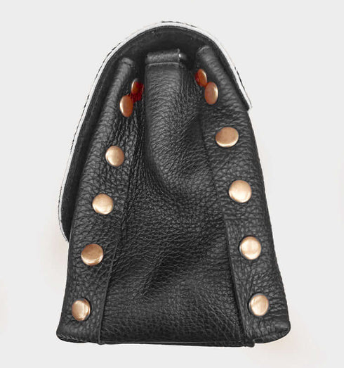 תיק צד מעור שחור ומכסה פרווה מנומר - MIKAI