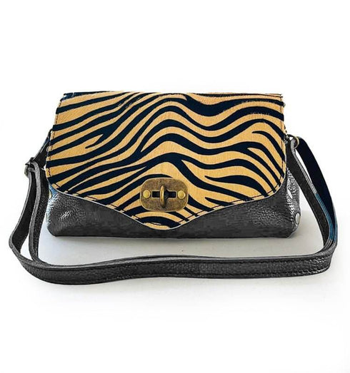 תיק צד מעור שחור ומכסה פרווה מנומר - MIKAI