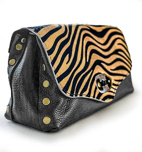 תיק צד מעור שחור ומכסה פרווה מנומר - MIKAI