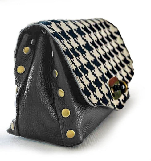 תיק צד מעור שחור ומכסה הדפס שחור לבן - MIKAI