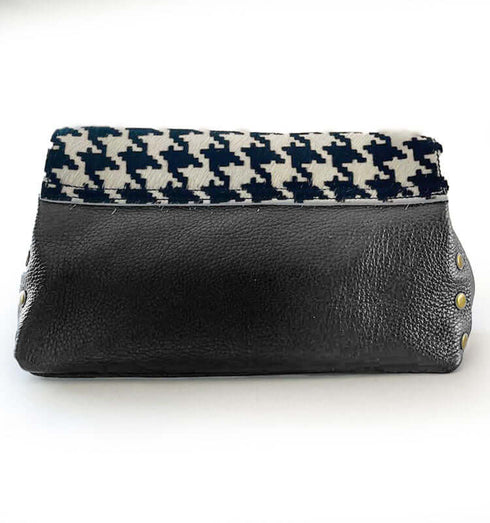 תיק צד מעור שחור ומכסה הדפס שחור לבן - MIKAI