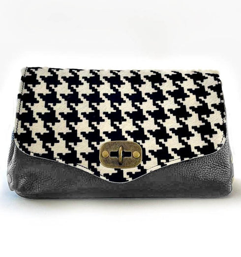 תיק צד מעור שחור ומכסה הדפס שחור לבן - MIKAI