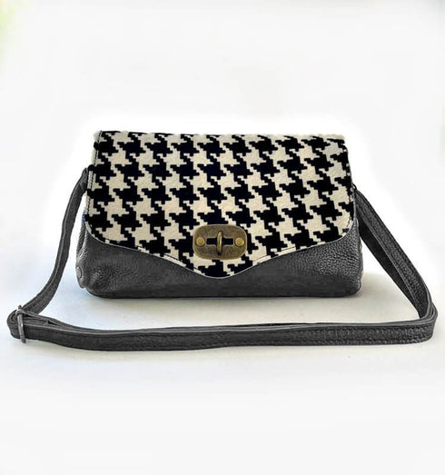 תיק צד מעור שחור ומכסה הדפס שחור לבן - MIKAI