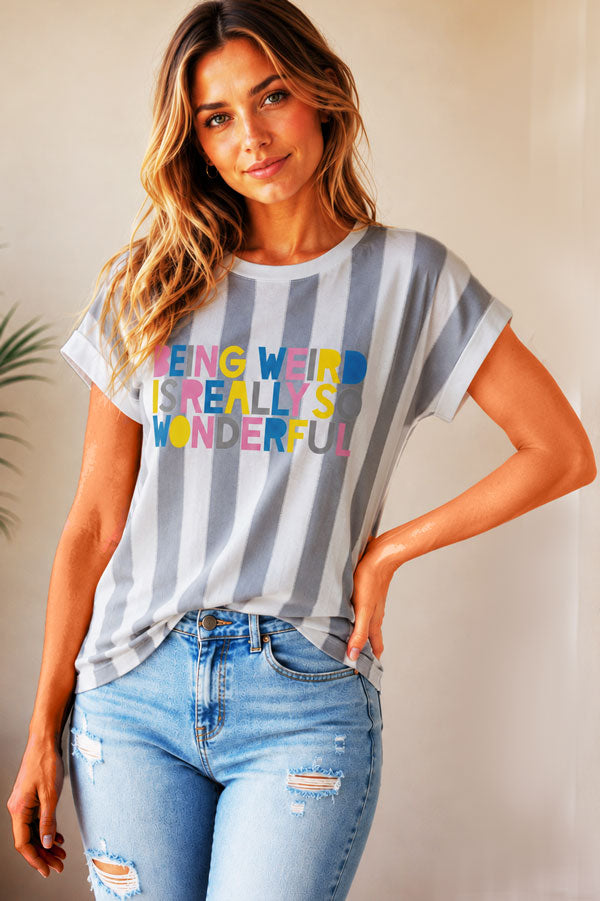 לורי - טישרט כותנה עם פסים כחול לבן והדפס ציבעוני מלפנים
