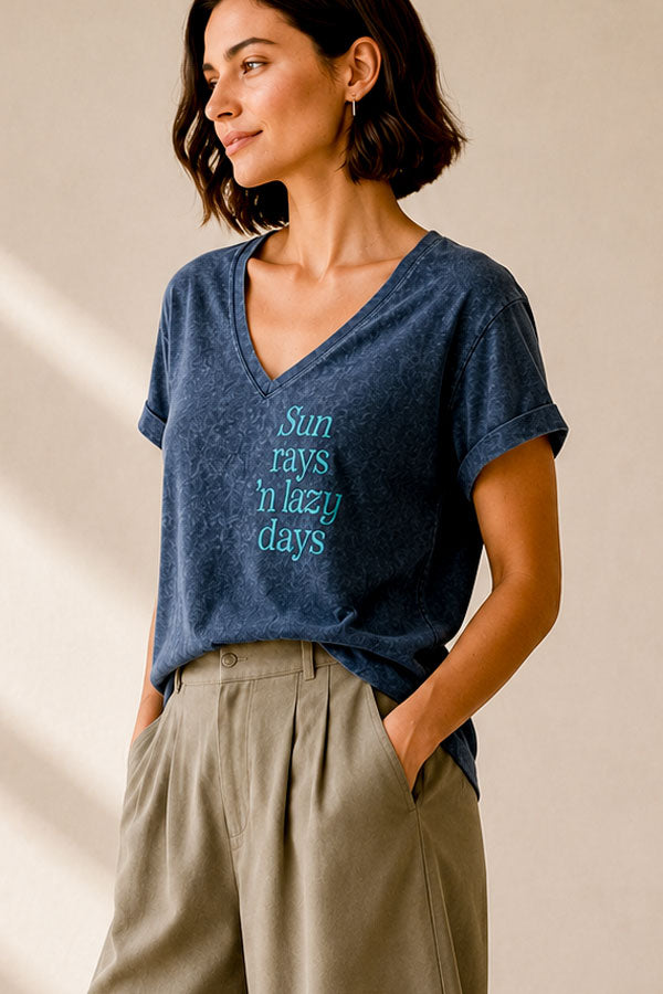 דונה - טישרט כותנה אפורה עם צווארון וי רחב והדפס מלפנים ובגב
