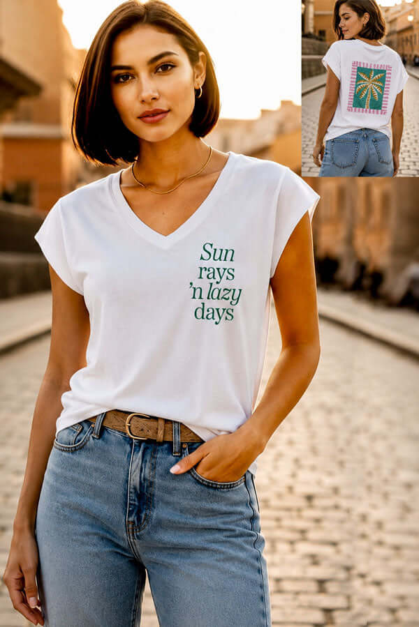 טי שרט כותנה עם צווארון וי בגוון לבן, עם הדפס מקדימה וגב בצבע לבן.