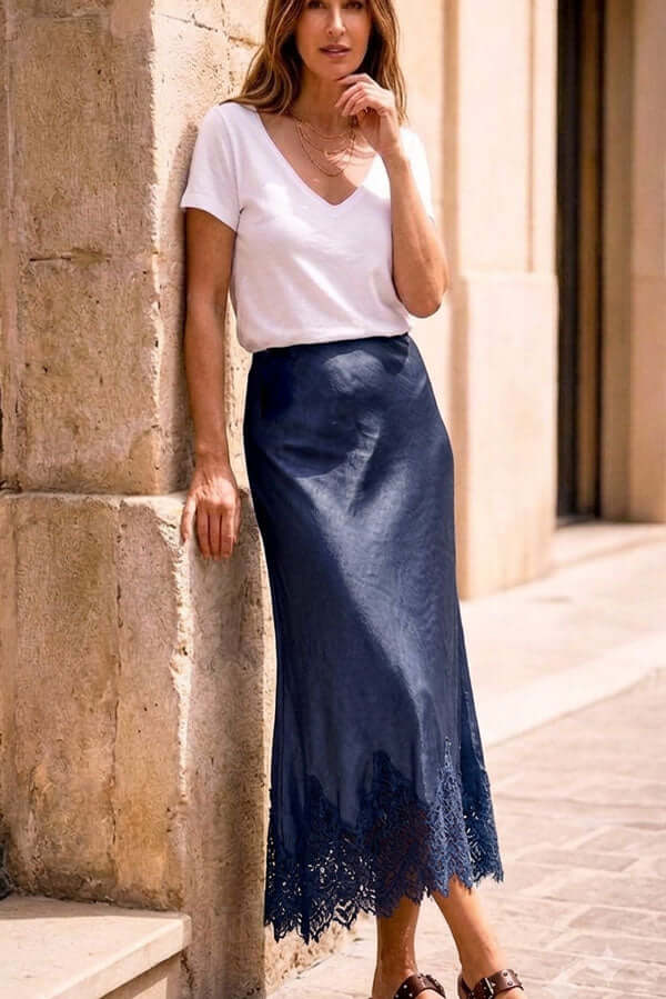 חצאית סאטן כחולה ארוכה עם לייקרה ותחרה, מראה רומנטי ואופנתי.