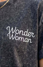 טישרט כותנה עם כיתוב Wonder Woman, עיצוב מודרני בגוון כהה, קיץ נוח וסטייל ייחודי.