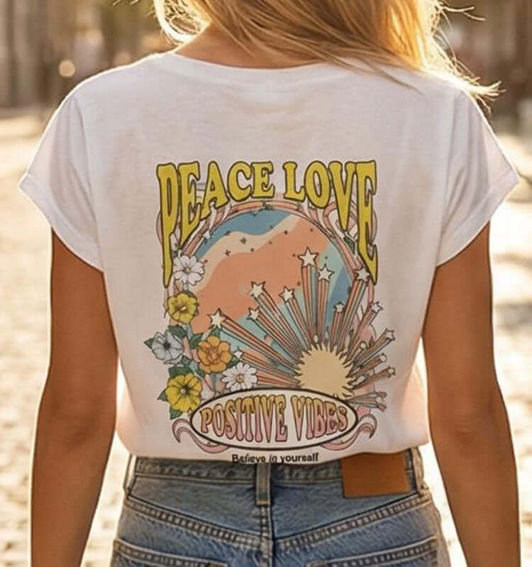 טישרט כותנה לבנה עם הדפס פיס צהוב ל- Peace Love Positive Vibes במראה נשי.