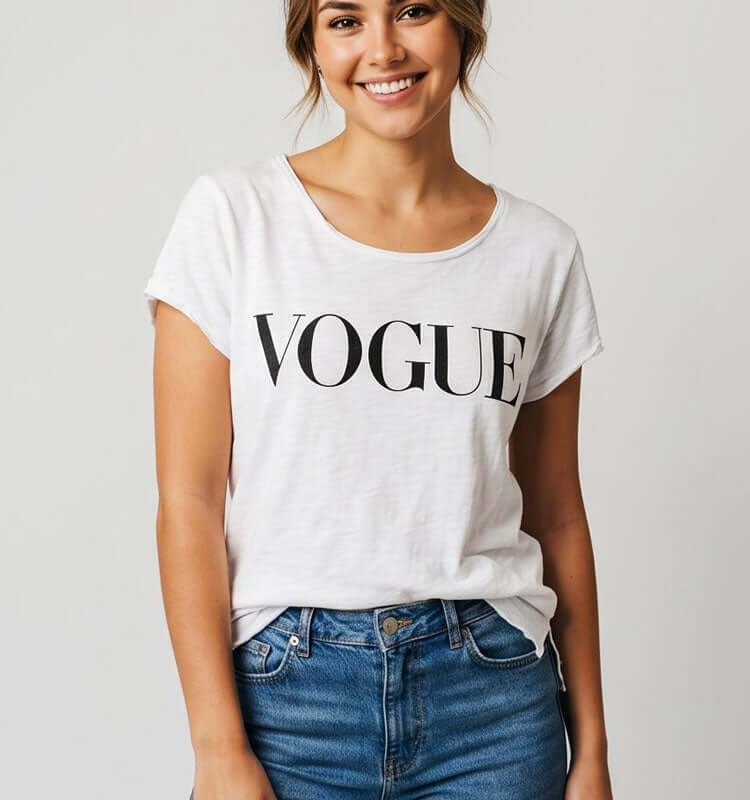 טישרט כותנה קלילה לבנה עם הדפס VOGUE, צווארון רחב לנוחות ואופנה ביומיום.