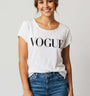 טישרט כותנה קלילה לבנה עם הדפס VOGUE, צווארון רחב לנוחות ואופנה ביומיום.