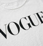 טישרט כותנה קלילה לבנה עם הדפס VOGUE מרשים על בד רך ונעים.