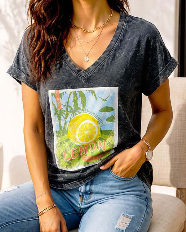 טי שרט כותנה עם צווארון וי רחב בגוון אפור, עם הדפס בגוונים ירוקים